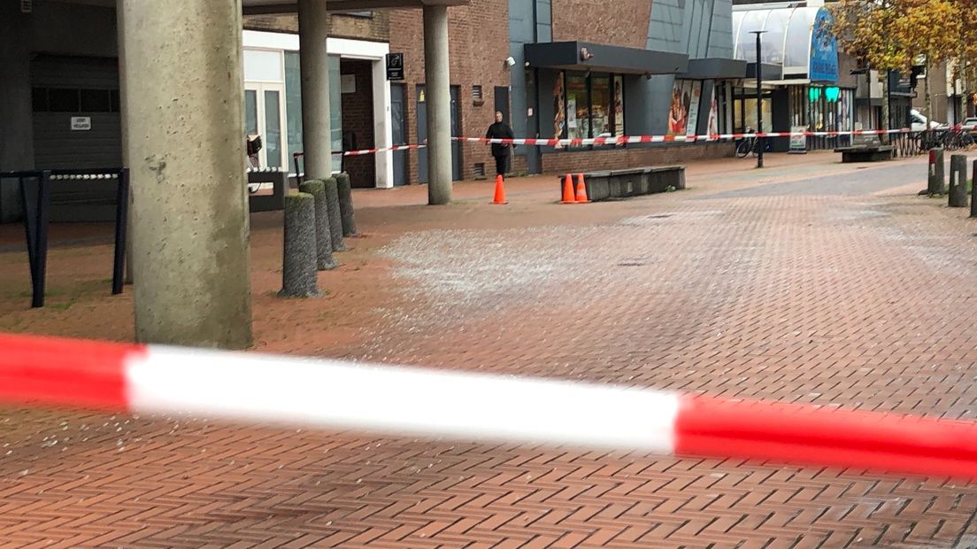 De straat voor woontoren Het Raethuys is afgezet