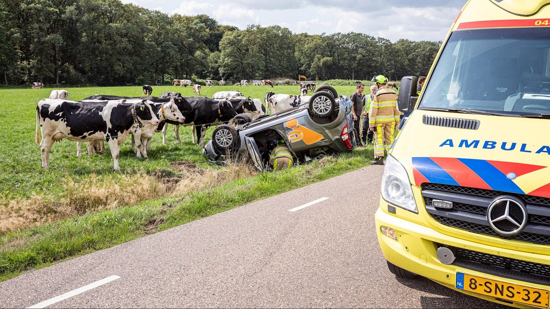 Inzittende wordt door brandweer bevrijd