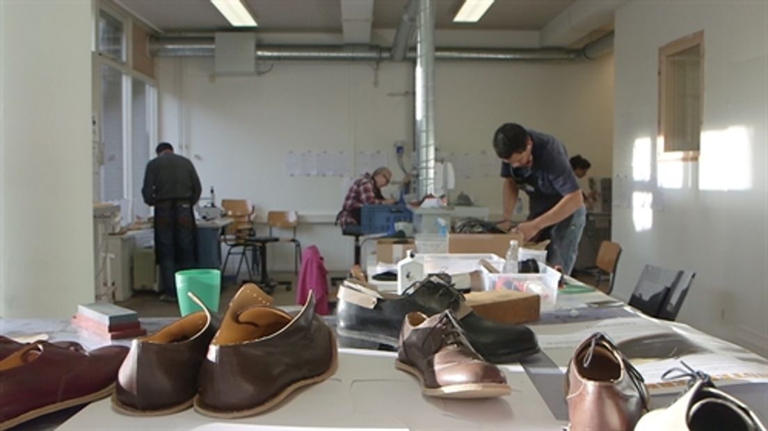 Altijd al een exclusief, handgemaakt paar schoenen willen hebben, dat óók nog eens sociaal gemaakt is? De Arnhemse schoenfabriek Dukskoen verkoopt vandaag haar studiemodellen.