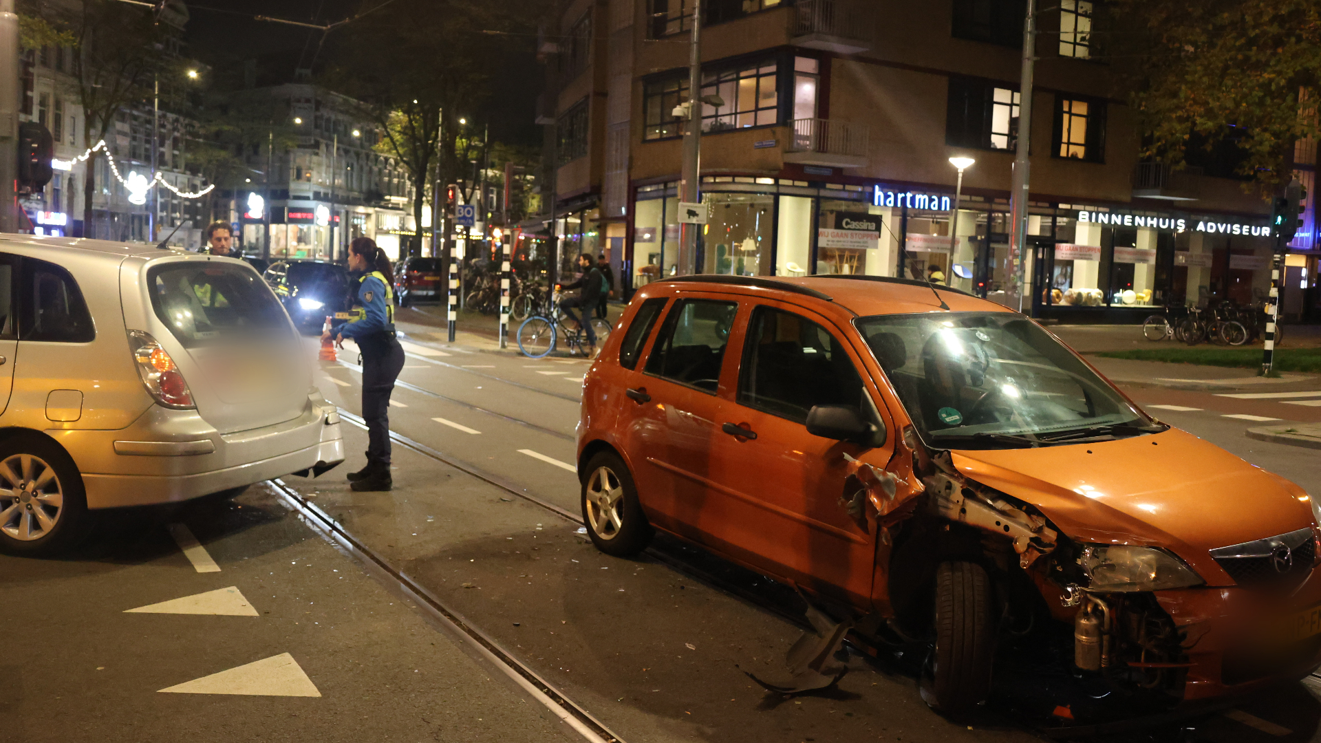 Flinke schade na botsing autos op kruispunt | Tien gasalarmpistolen gevonden na DNA-match.