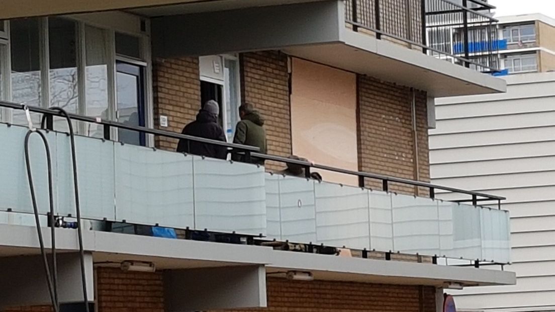 De politie doet onderzoek aan het appartement aan het Aïdaplein