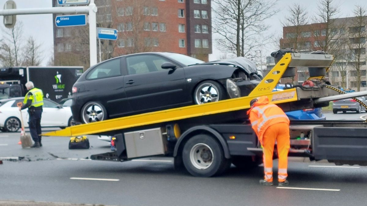 Auto's botsen op Drachtsterplein in Leeuwarden | Autotransportschip ligt stuurloos in de buurt van S