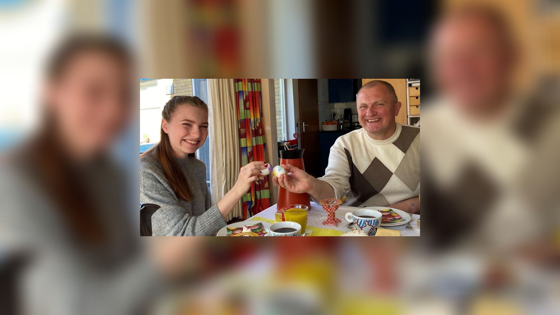Dariia en haar vader die het 'eispelletje' spelen