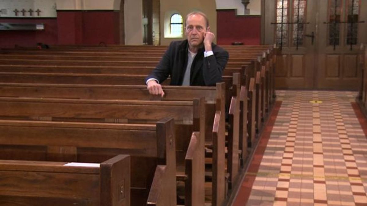 Langeveen legt zich niet neer bij sluiting kerk; parochiaan neemt protestlied op