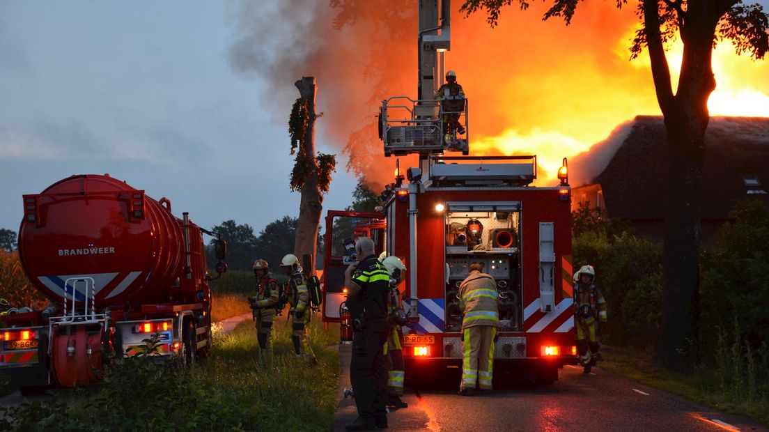 Woonboerderij brandt uit in Lettele