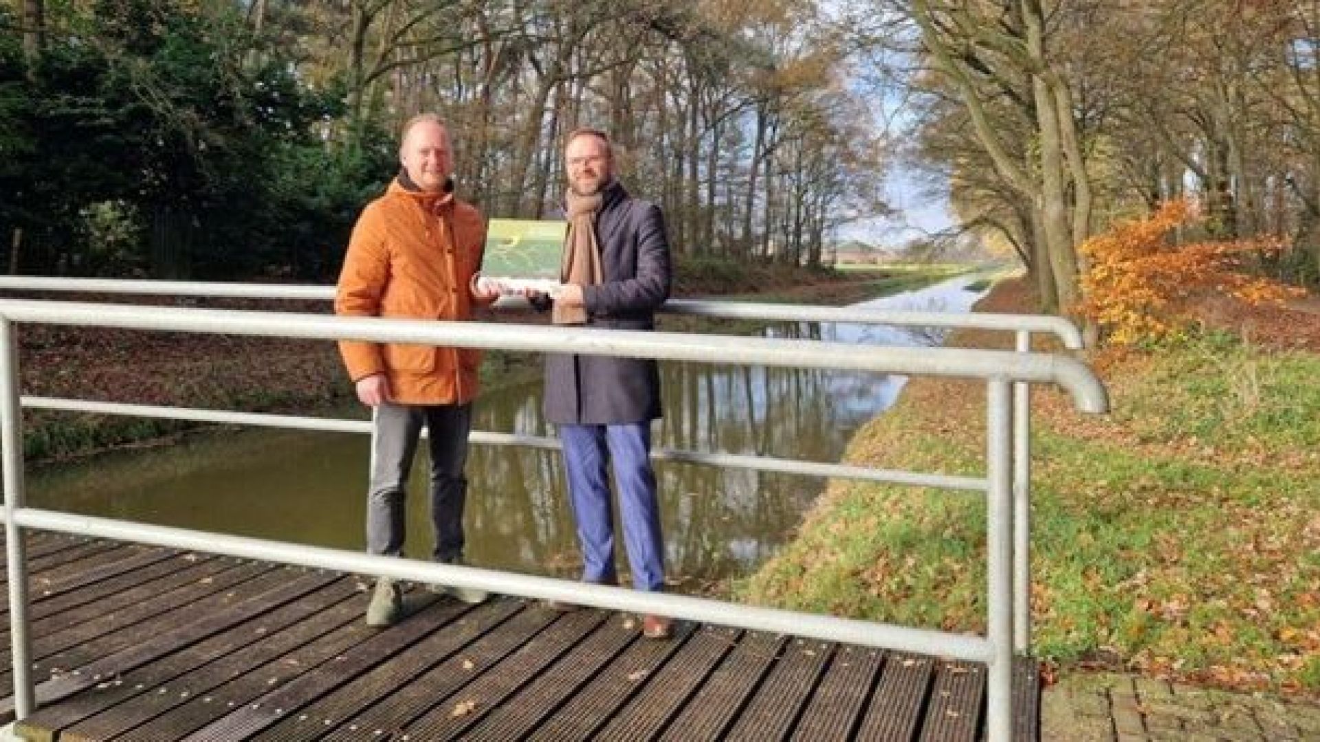 Overhandiging eerste exemplaar van Plan Wielewaal.