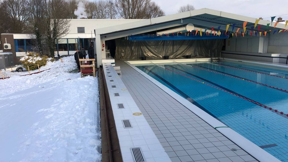 Dankzij het verschuifbare dak kan het buitenzwembad in Zwartsluis open