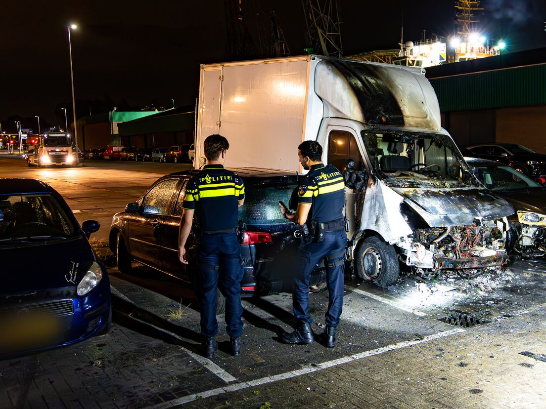 De bakwagen raakte flink beschadigd door de brand.