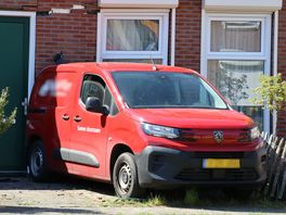 Busje rijdt tegen gevel van woning in Dalerpeel