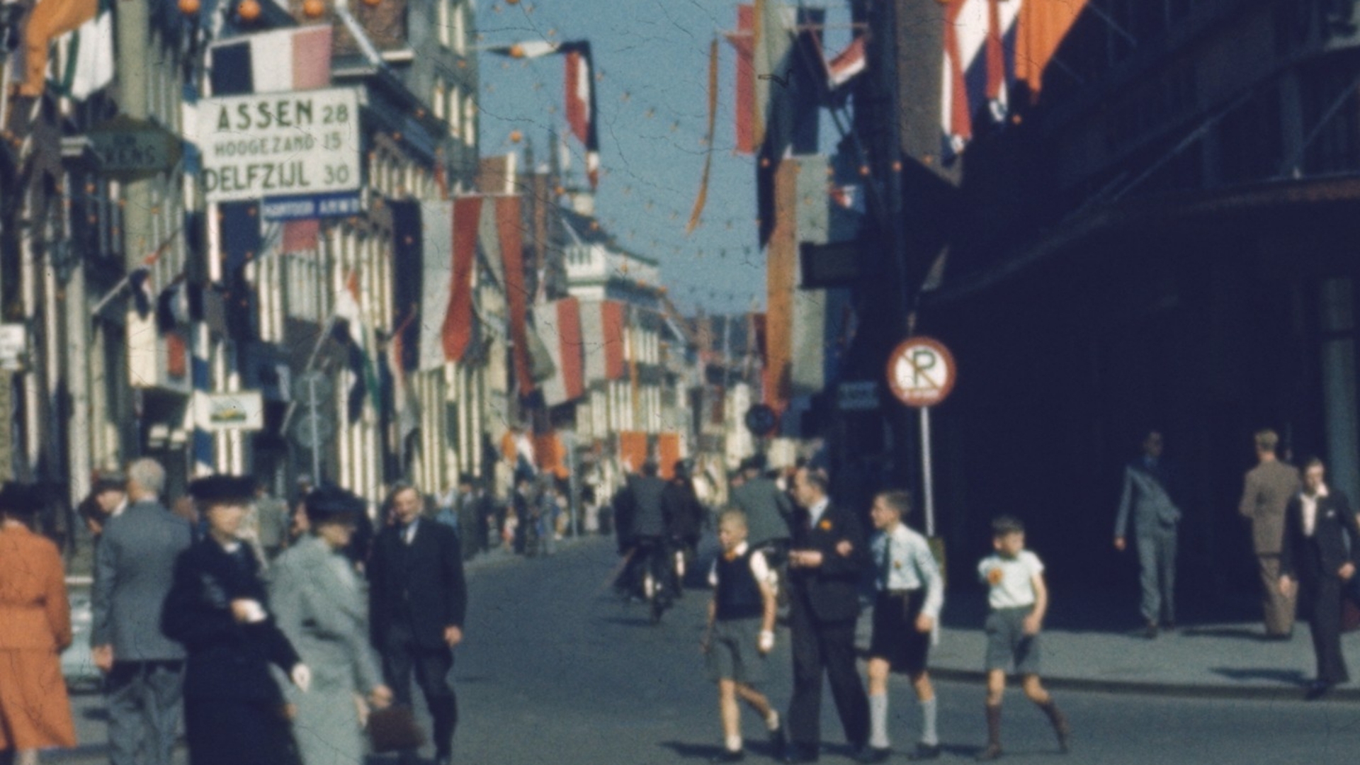 Een versierde straat in het centrum in Stad ter ere van koningin Wilhelmina in 1948