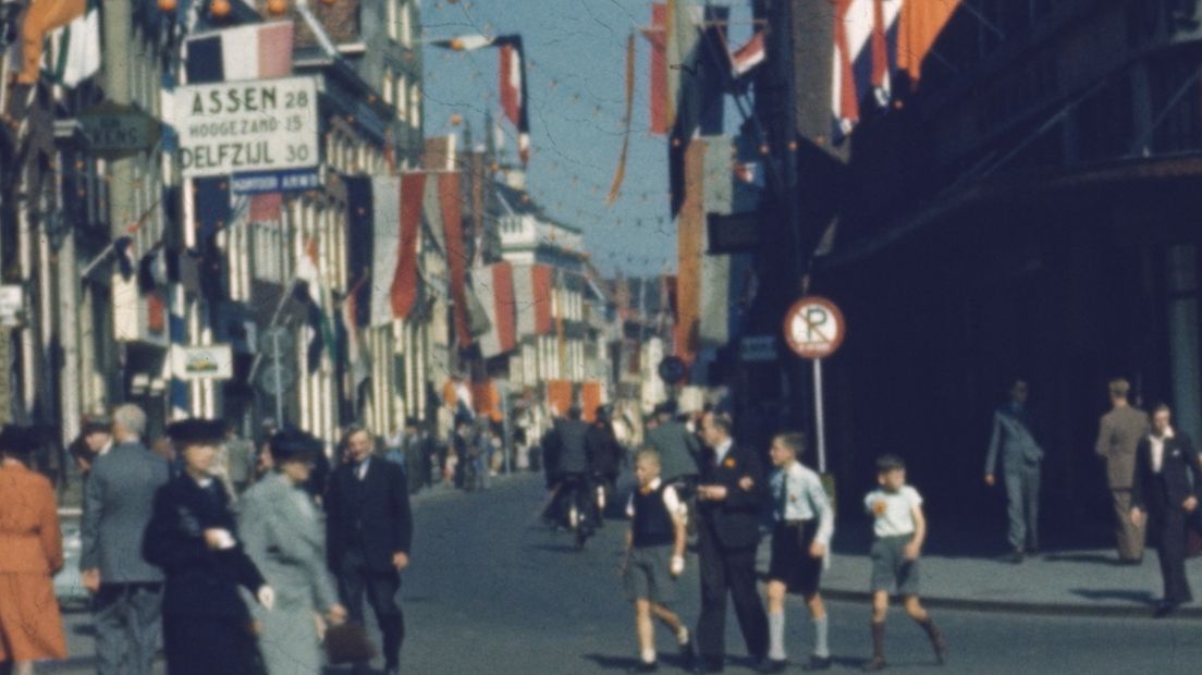 Een versierde straat in het centrum in Stad ter ere van koningin Wilhelmina in 1948