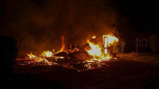 Bungalow in vlammen op