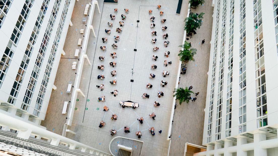 Een raadsvergadering in het atrium van het Haagse stadhuis