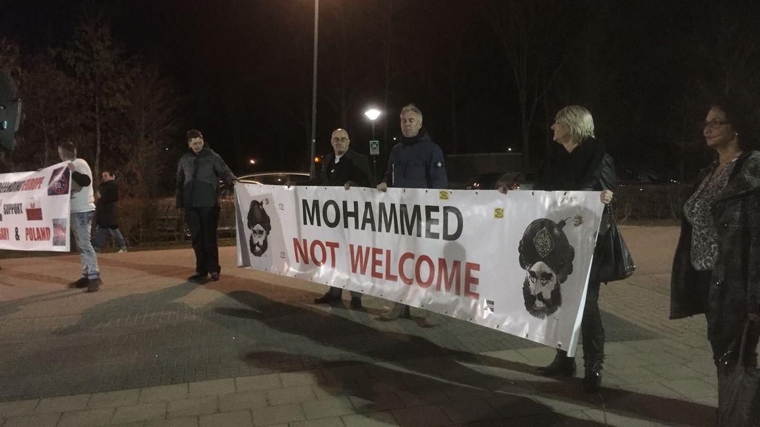 In Ewijk protesteerden donderdagavond zo'n 70 mensen tegen de komst van een azc in de Gelderse plaats. Het protest verliep rustig. Onder de demonstranten waren ook mensen van de anti-islambeweging Pegida.