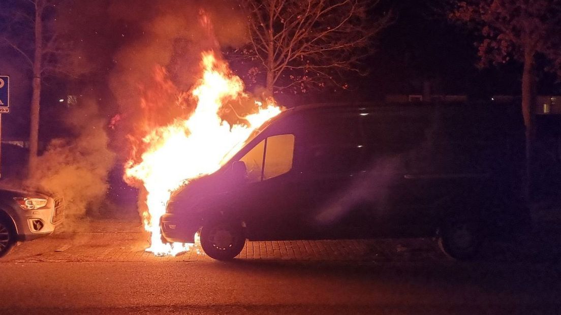 Bestelbus vloog in brand