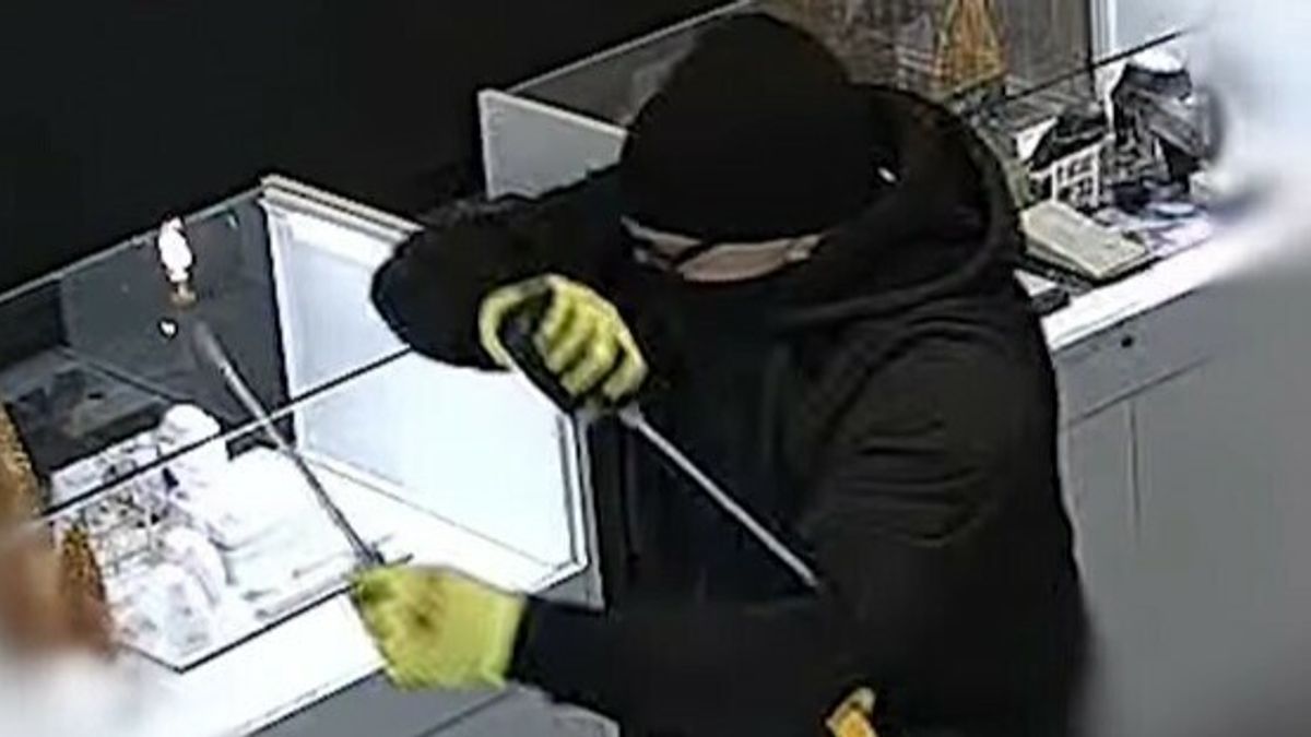 Overvaller zwaait met schroevendraaiers bij juwelier en vlucht weg