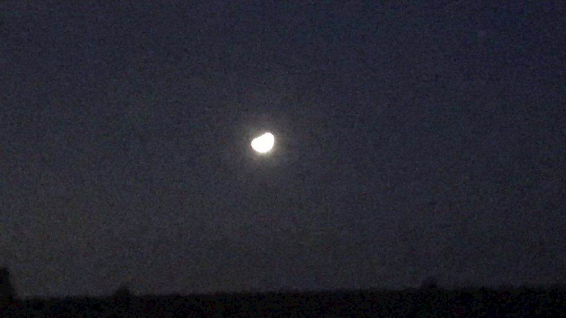 Gedeeltelijke maansverduistering in Overijssel slecht te zien