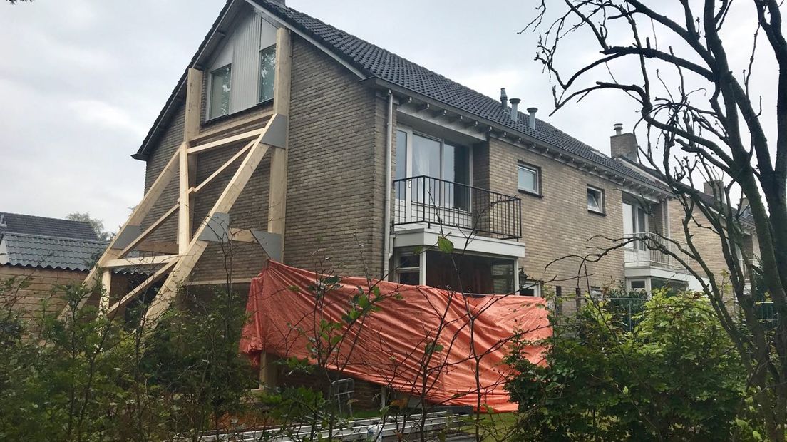 Gemeente Noordenveld heeft 1,5 miljoen euro gereserveerd om acht woningen in het Rodense Middenveld te repareren (Rechten: RTV Drenthe/Marjolein Knol)