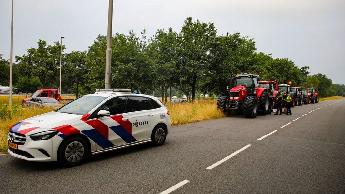 Meerdere boeren verzamelden zich donderdagochtend naast de A1 bij Lochem.