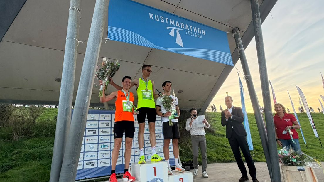 De prijsuitreiking van de Trailrun voor de mannen