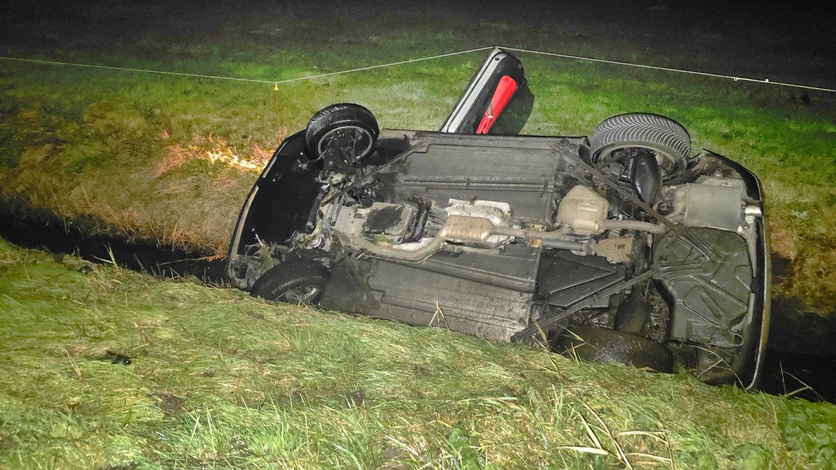 Auto komt ondersteboven in sloot terecht bij Nijeveen