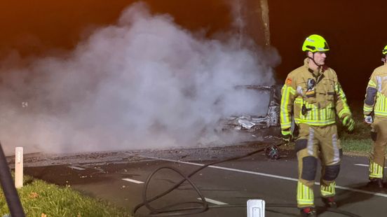 Auto volledig uitgebrand na botsing tegen boom in Doenrade Home
