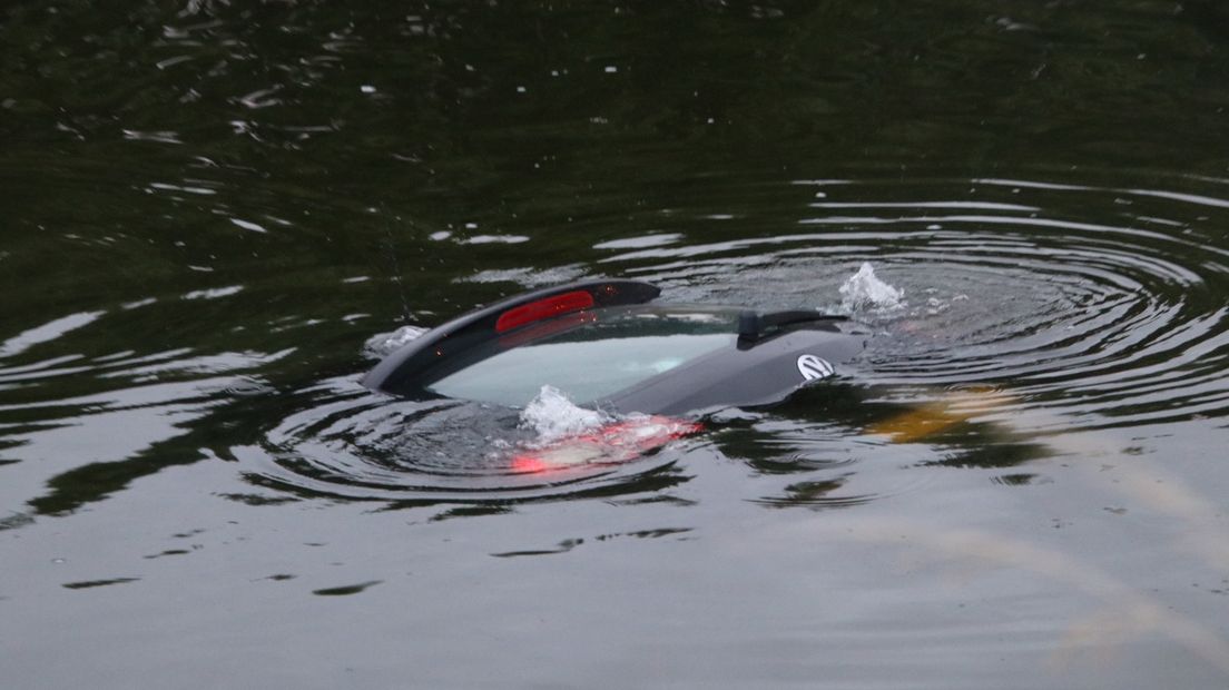 Bestuurster vergeet handrem aan te trekken, auto verdwijnt in kanaal