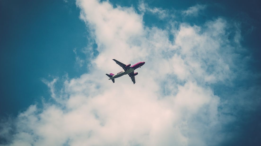 De gemeente Ede wist van niets én de provincie Gelderland wist van niets. Niemand van hen had begrepen dat staatssecretaris Sharon Dijksma afgelopen dinsdag de vliegroutes van Lelystad Airport boven de Veluwe opnieuw wijzigde. Het gevolg is dat Ede een tweede vliegroute over haar grondgebied krijgt, met als uiteindelijke consequentie dat er dagelijks tot 72 vliegtuigen over de gemeente vliegen.