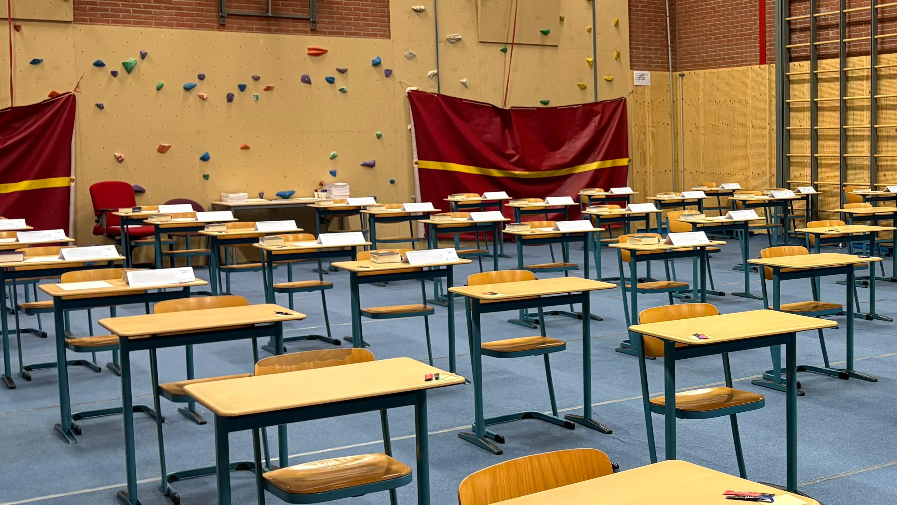 De taffeltsjes steane klear foar it eksamen