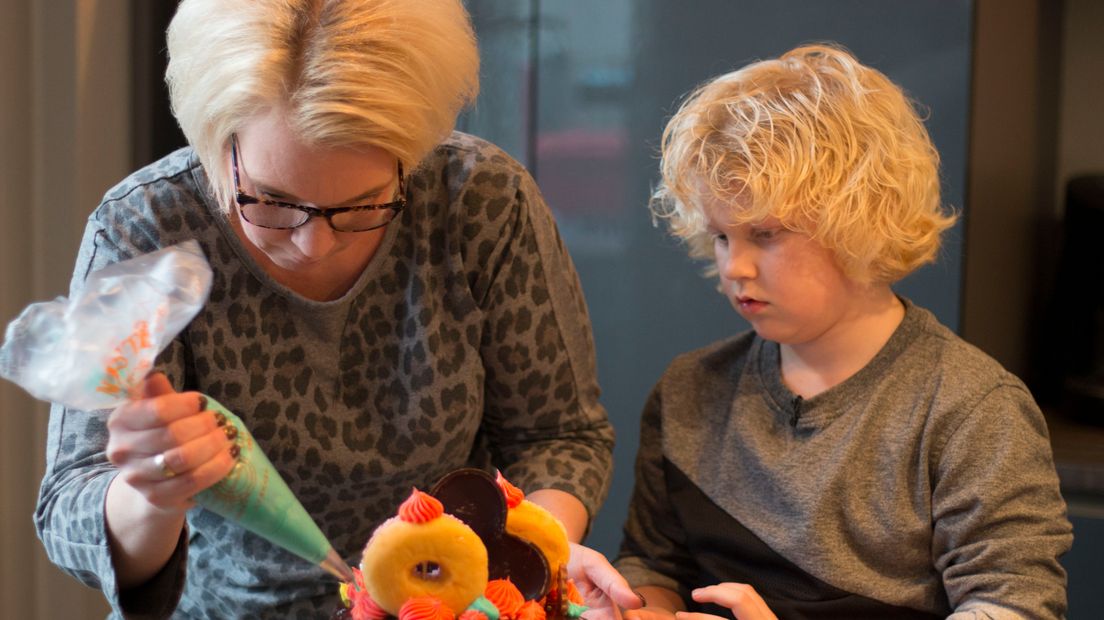Moeder helpt haar zoon graag (Rechten: Wiedse Veenstra/RTV Drenthe)