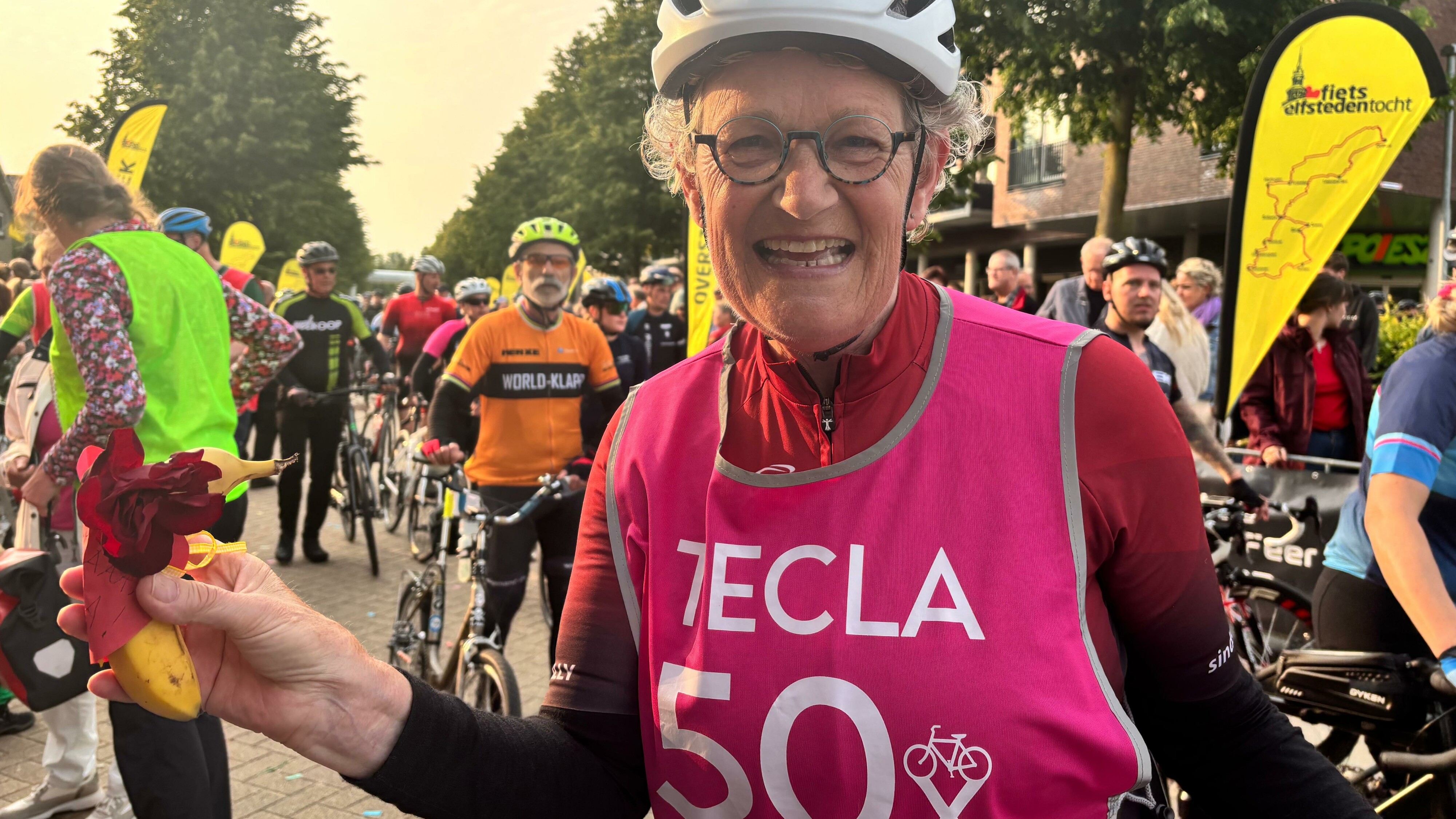 Tecla Sikkes-Brandsma (69) kaam krekt foar achten oer de finish