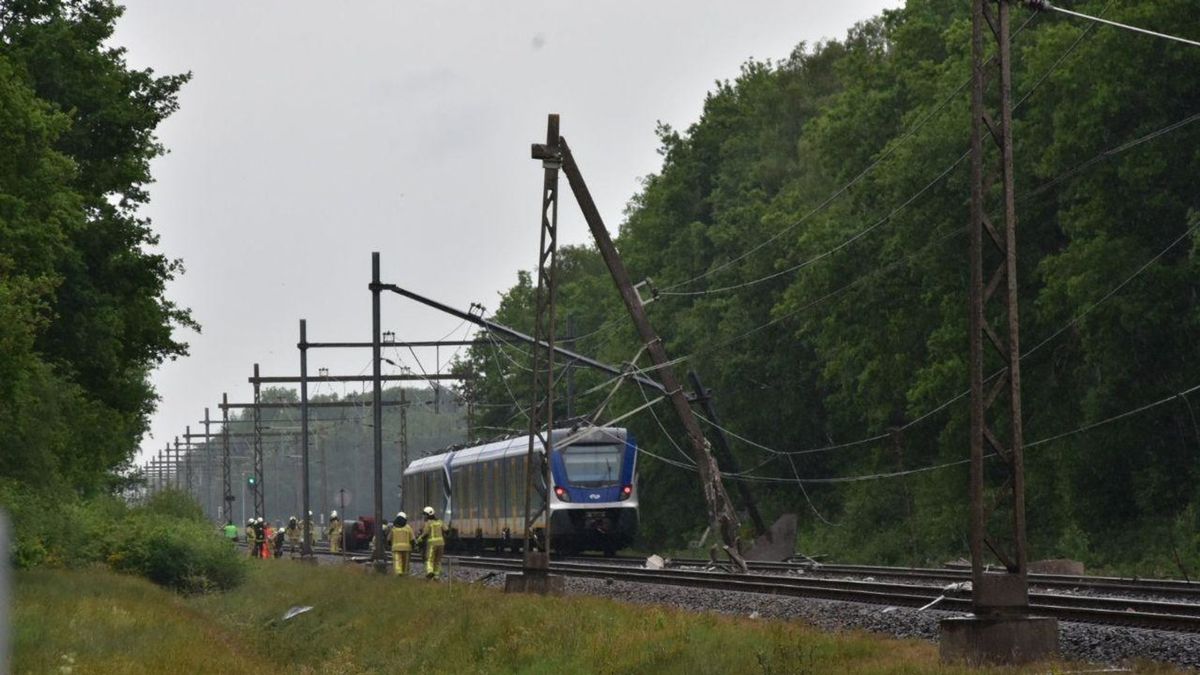 Machinist overleden bij botsing tussen trein en trekker Hooghalen