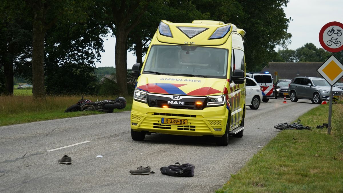 Ongeluk tussen motor en fiets in Hooghalen: twee gewonden
