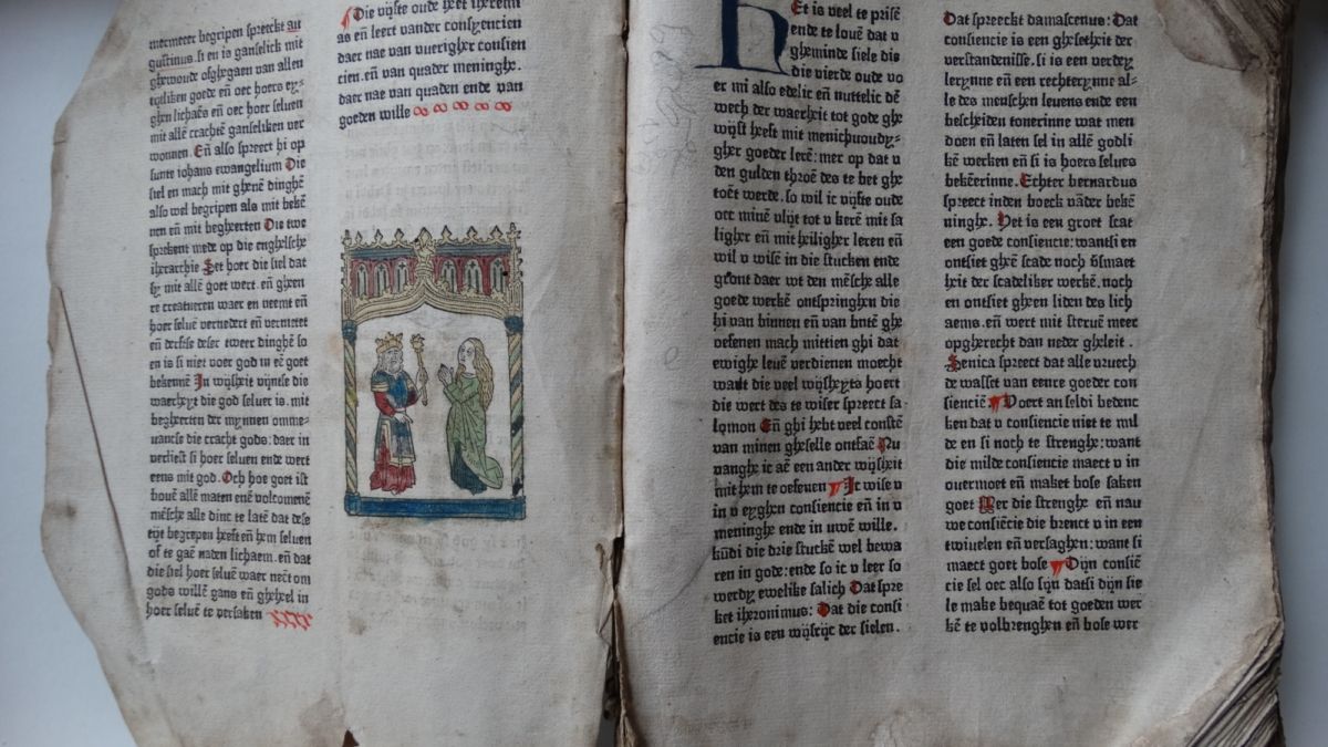 Kerk schenkt uniek boek uit vijftiende eeuw aan Museum Oldenzaal