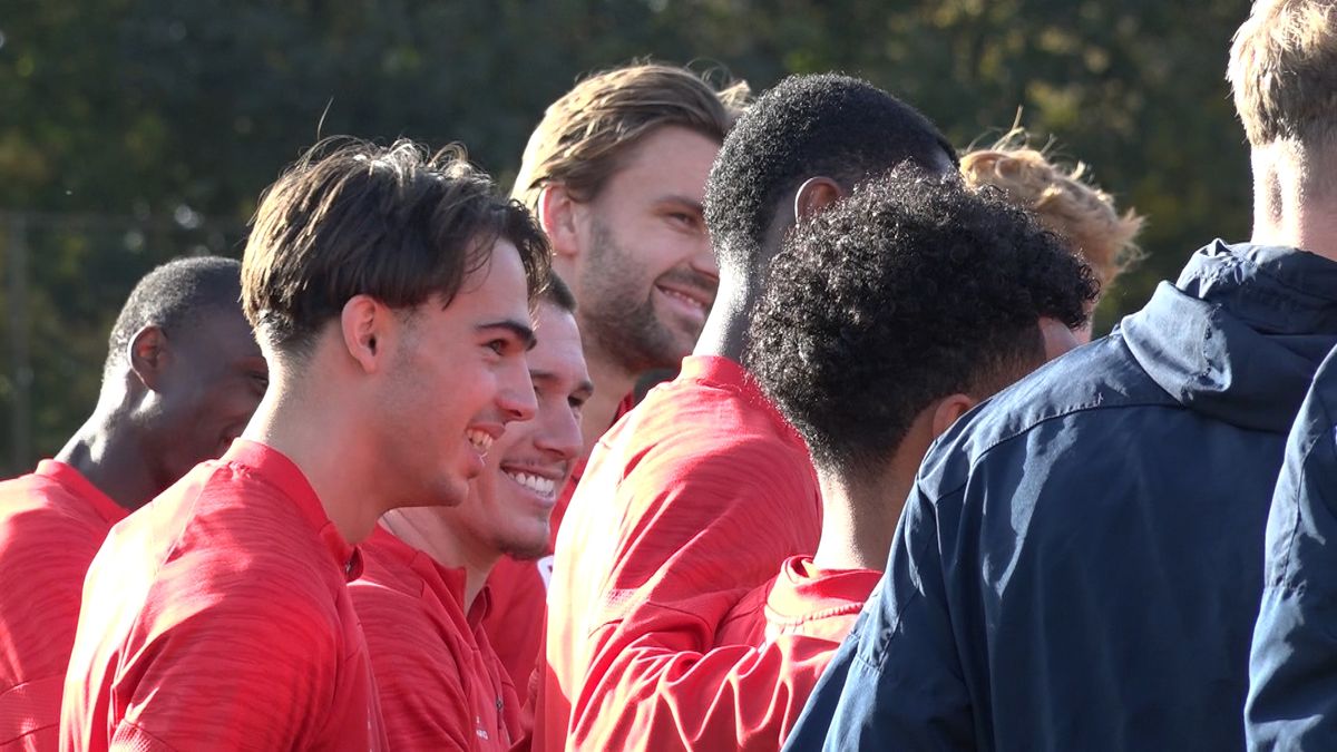 Van Dam zet spelers op scherp voor Jong Utrecht-uit: 'We kunnen op de plekken staan waar we willen e