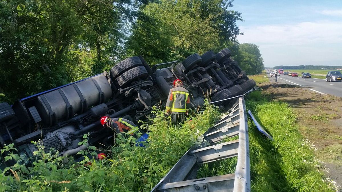 Tankwagen kantelt op A7 bij Frieschepalen