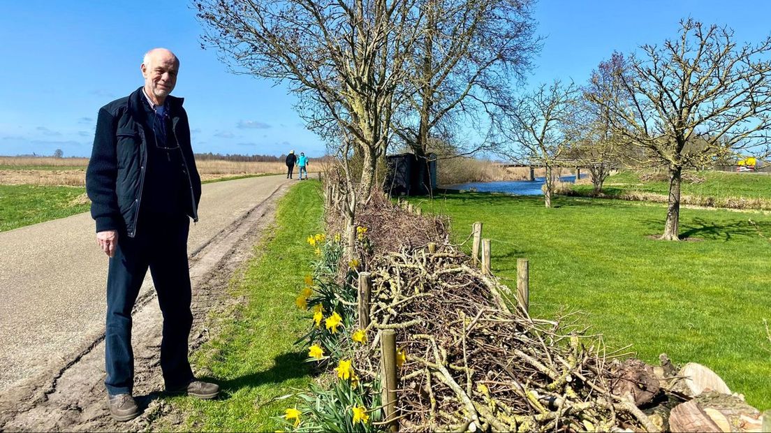 Jan Bezemer woont precies in de bocht, waar motorrijders dus aan beide kanten langsrijden