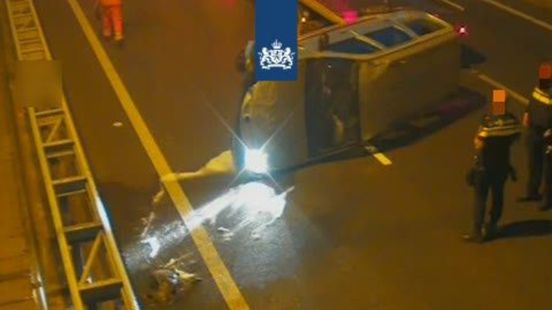 Ongeluk met busje op A15 bij Botlektunnel. Ongeluk met busje op A15 bij Botlektunnel.