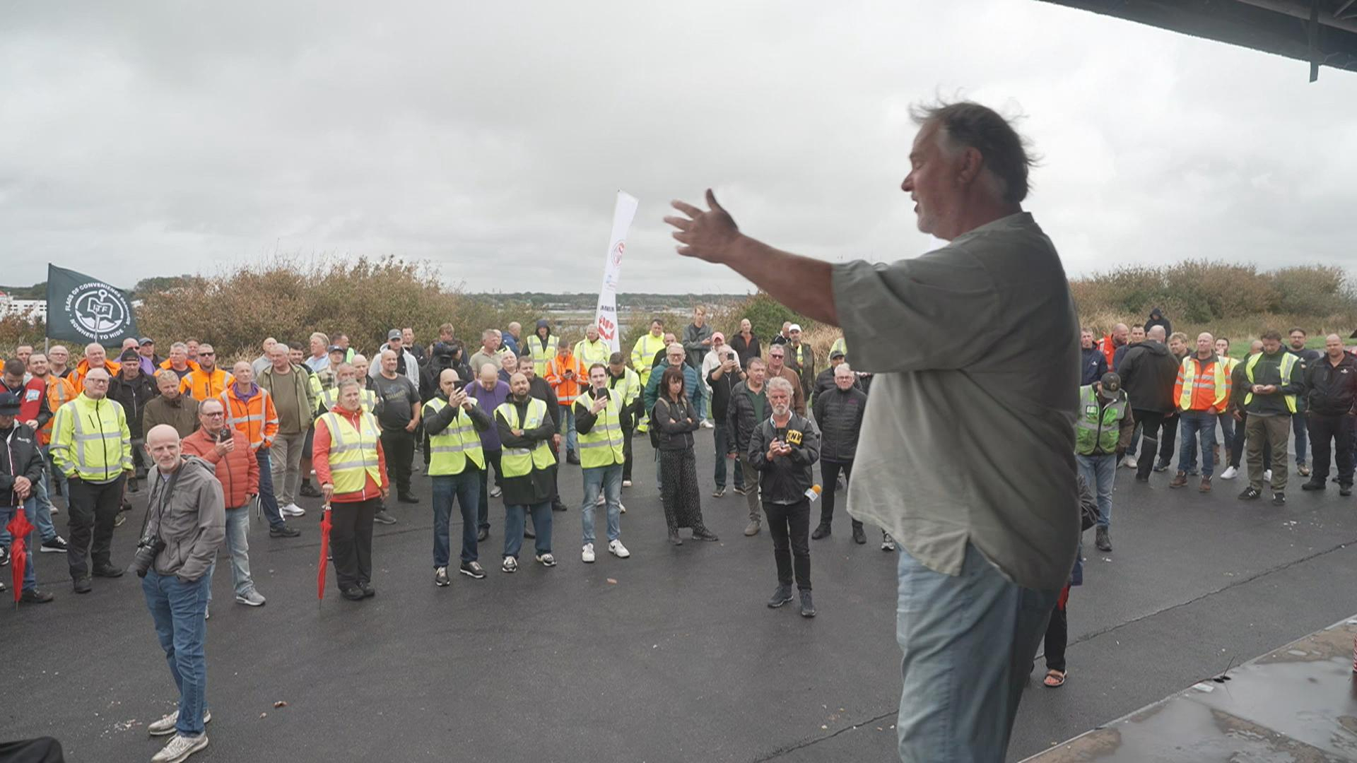 FNV-voorman Hans Spekman spreekt de actievoerende havenwerkers toe in Rozenburg.