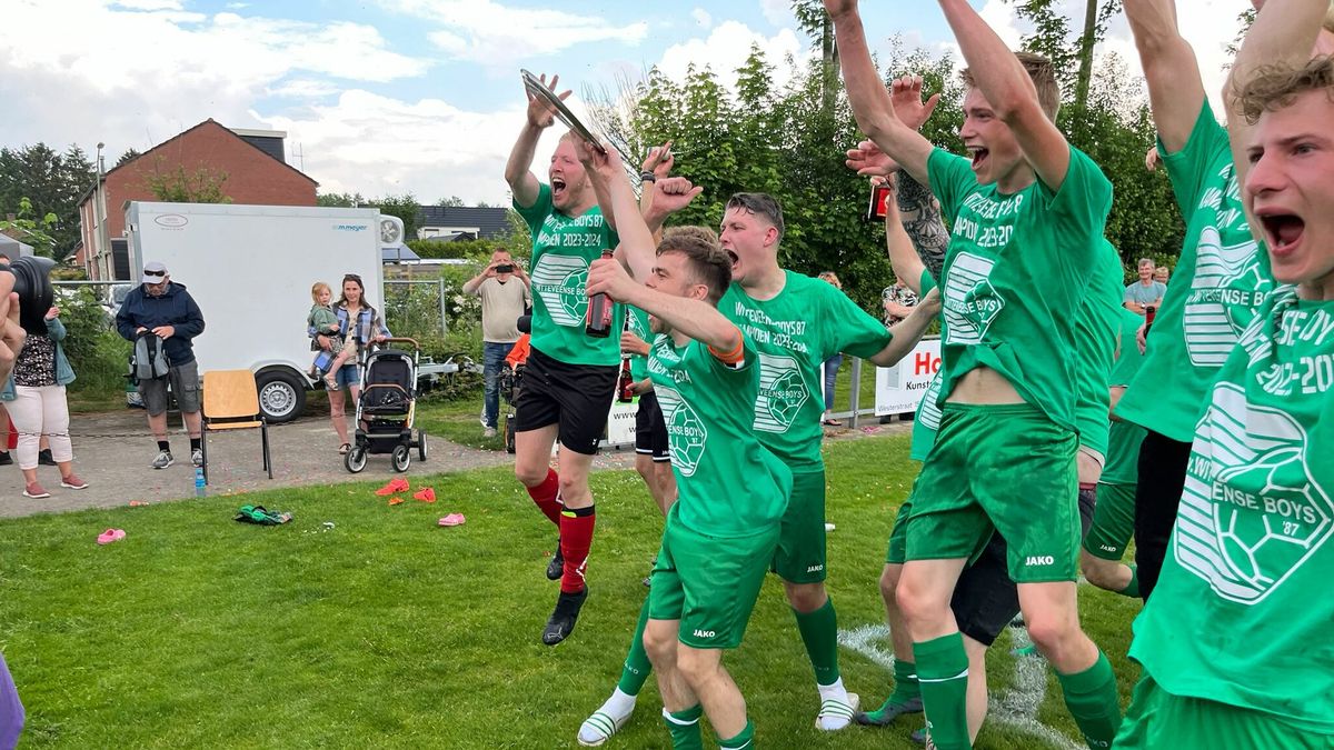 Niet in het groen, maar ook in wit-zwart-rood is Witteveense Boys ‘87 kampioen