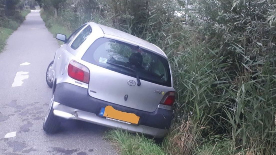 De auto in de Leidse sloot