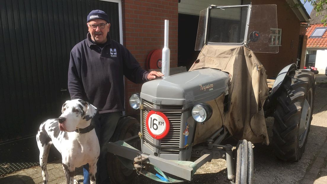 Boer Jan Nijenhuis voor zijn oldtimer tractor