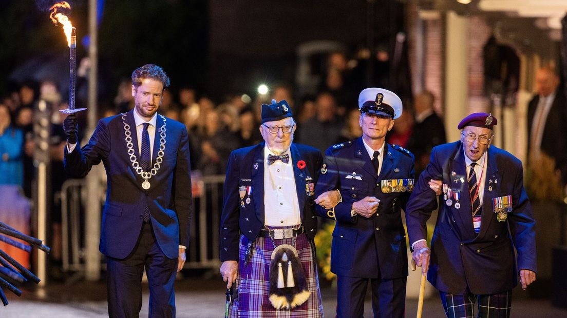 Burgemeester Floor Vermeulen ontsteekt samen met twee veteranen uit de Tweede Wereldoorlog het bevrijdingsvuur.