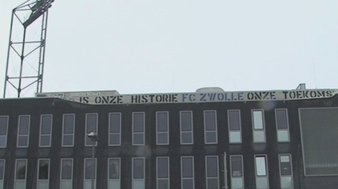 Spandoek tegen naamswijziging FC Zwolle