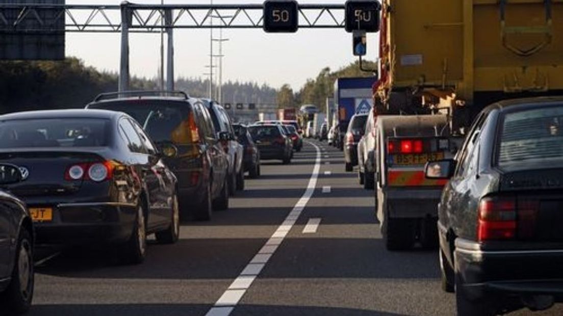 Op de N325 tussen Arnhem en Arnhem Velperbroek stond dinsdagavond 8 kilometer file, automobilisten moesten rekening houden met meer dan dertig minuten vertraging, meldt de VID.