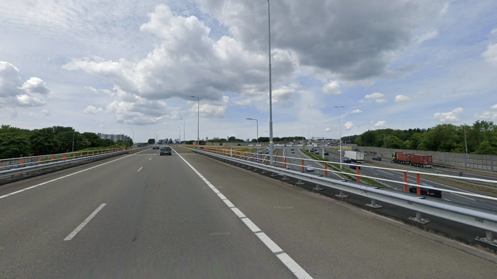 Het J.F. Kennedyviaduct bij afrit Rotterdam-Feijenoord van de A16