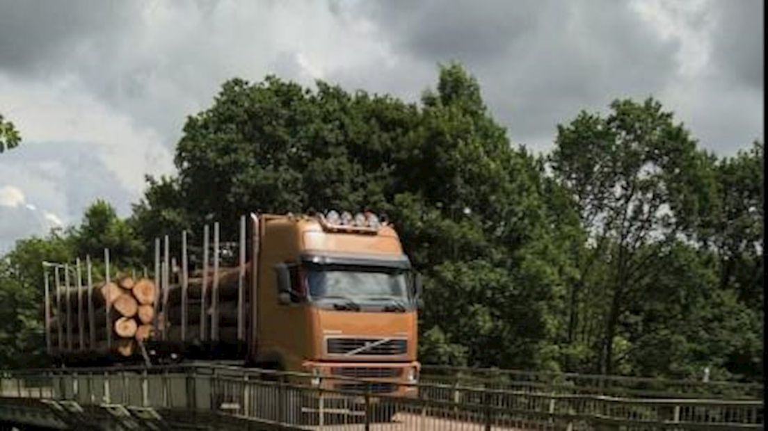 Een zwaarder voertuig rijdt over de brug