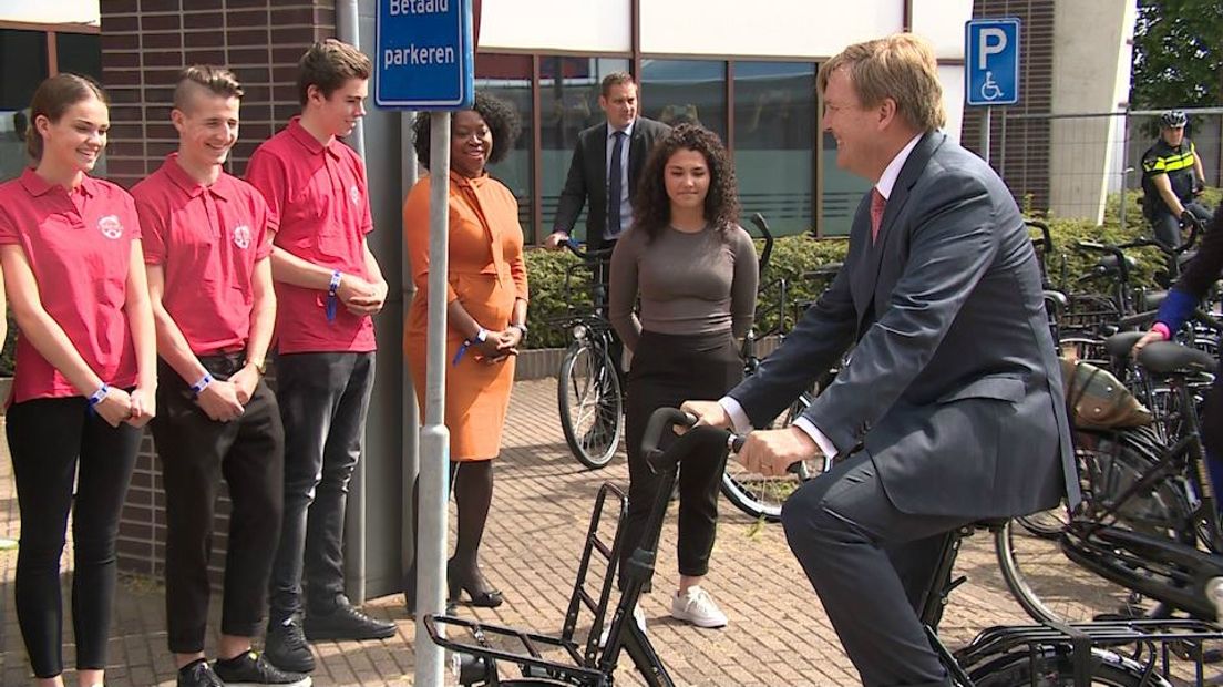 Koning Willem-Alexander heeft dinsdag het internationale fietscongres Velo-city geopend. Dat deed hij geheel in de stijl van het congres, namelijk door een stukje te fietsen over het RijnWaalpad. Dat is het kilometerslange snelfietspad tussen Arnhem en Nijmegen.