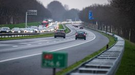 File door vakantieverkeer • kapot asfalt op A1