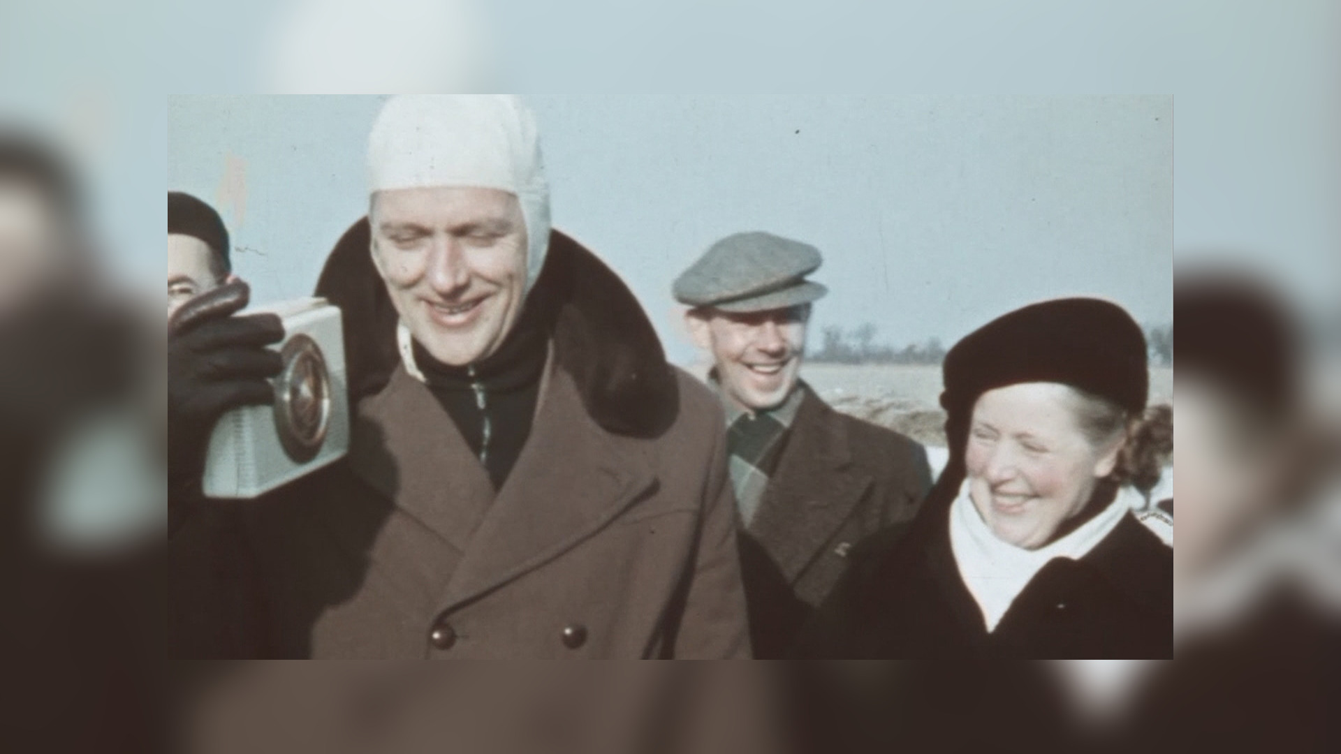 Parsefotograaf Sjoerd Andringa mei transistorradio
